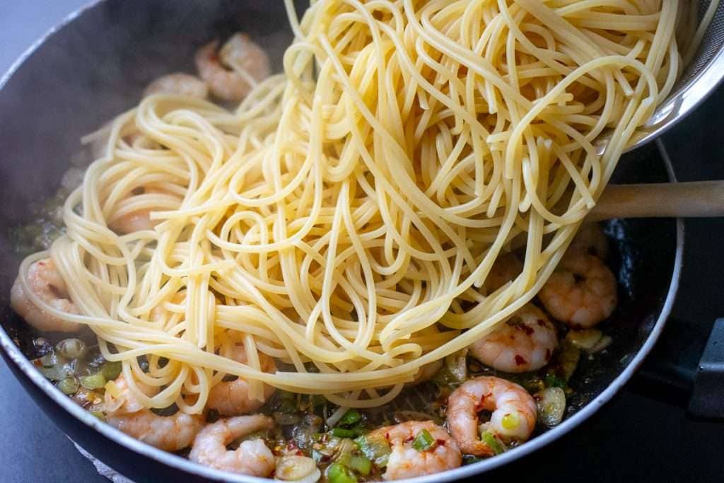 Cooked spaghetti added to the prawns.