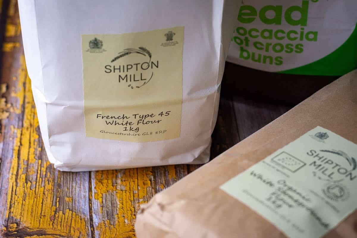T45 French flour and organic stoneground flour in packets.
