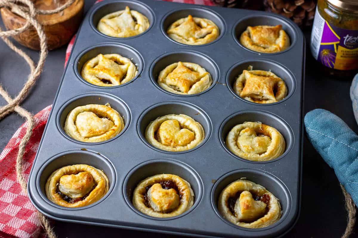 Baked puff pastry mince pies.