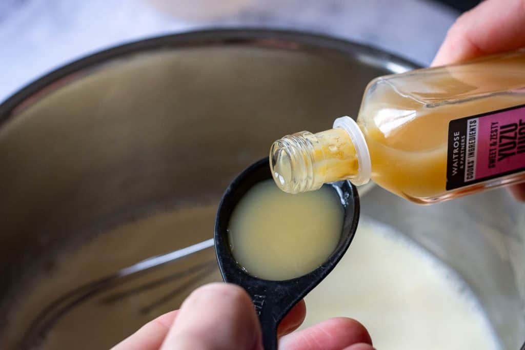 Pouring yuzu juice into a measuring spoon.